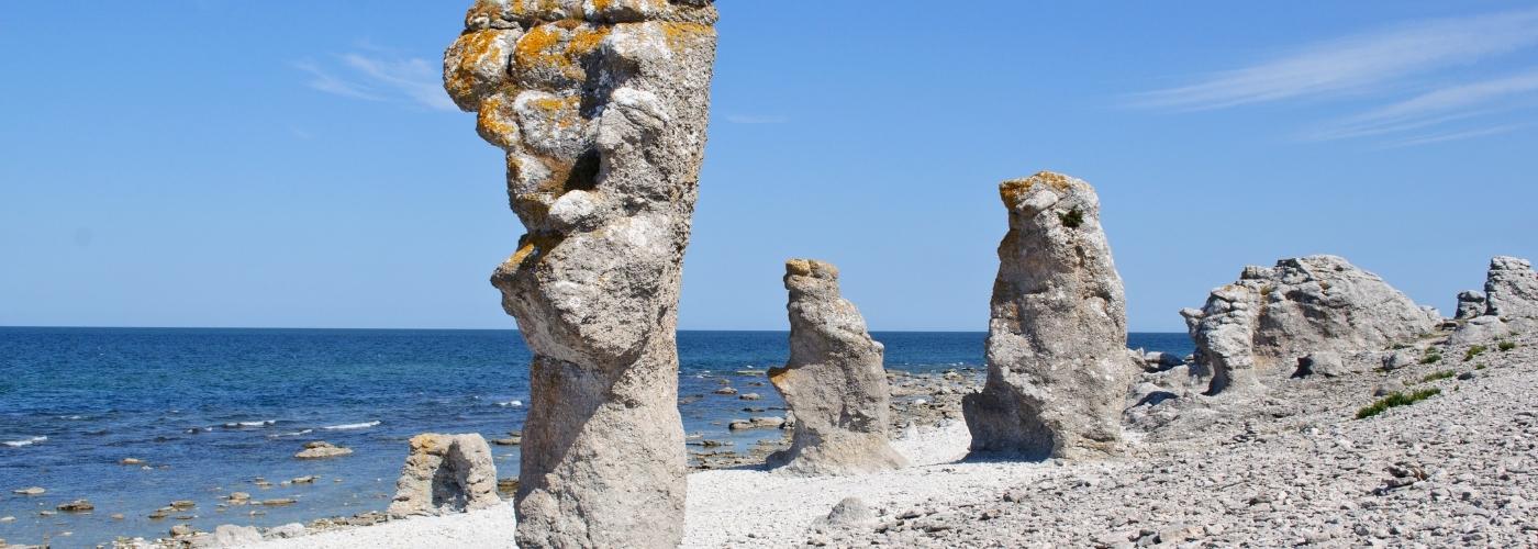 Kalksteinsäulen an einem weißen Kiesstrand an der Ostsee