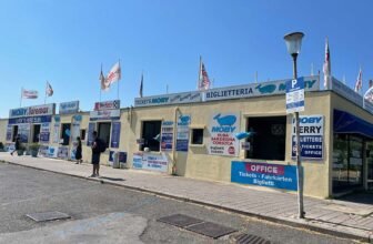 Ticketverkauf für Moby, Blu-Navy und Toremar im Hafen von Piombino.