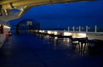 Außendeck des Stena-Schiffes am Abend.