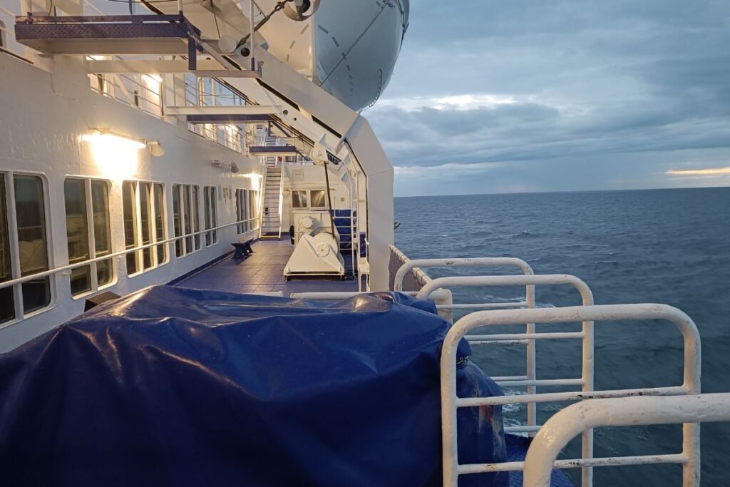 Deck der Fähre Amsterdam - Newcastle am Abend