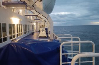 Der Ausblick vom Deck am Abend auf der Überfahrt nach England.