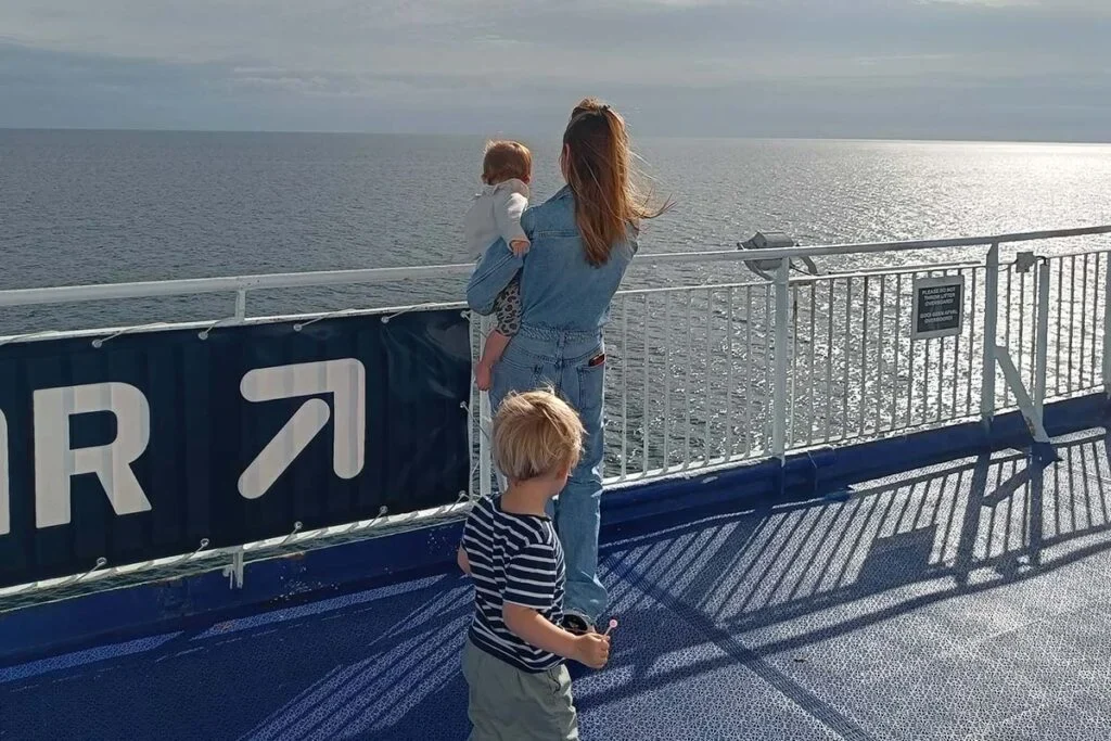 Fährdeck mit Kindern