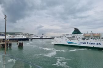 Mehrere Fähren auf der Calais-Dover-Überfahrt