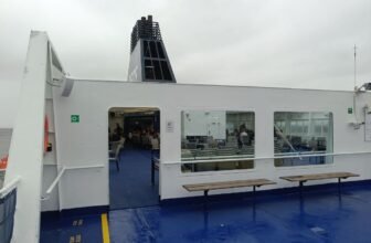 Hier siehst du die Skybar auf Deck 11 der Princess Seaways.