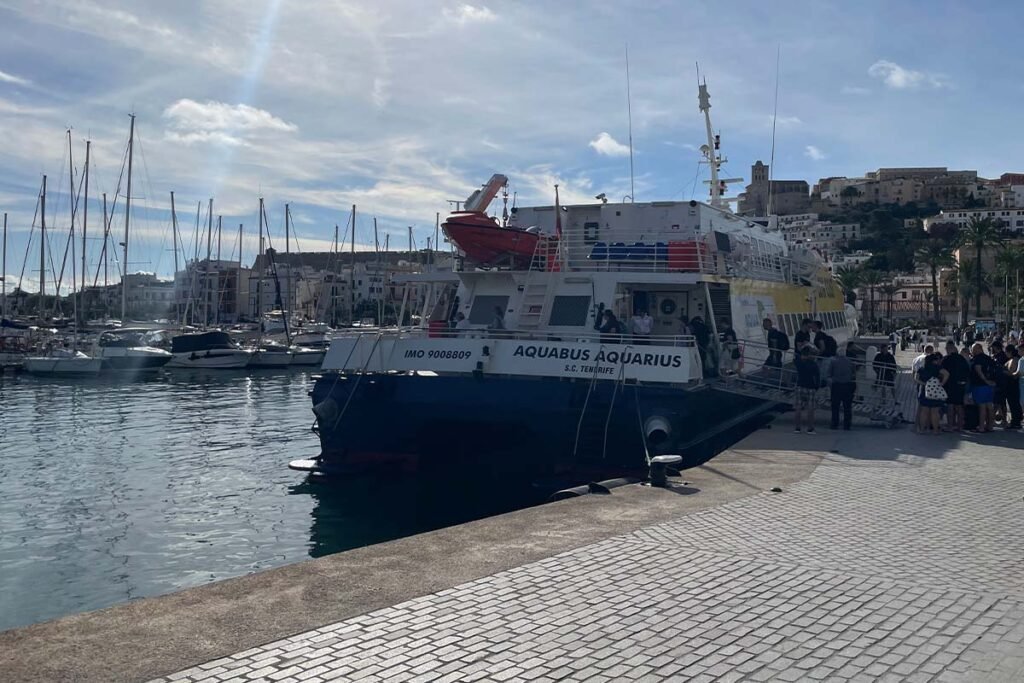 Aqua Bus Schnellfähre im Hafen von Ibiza