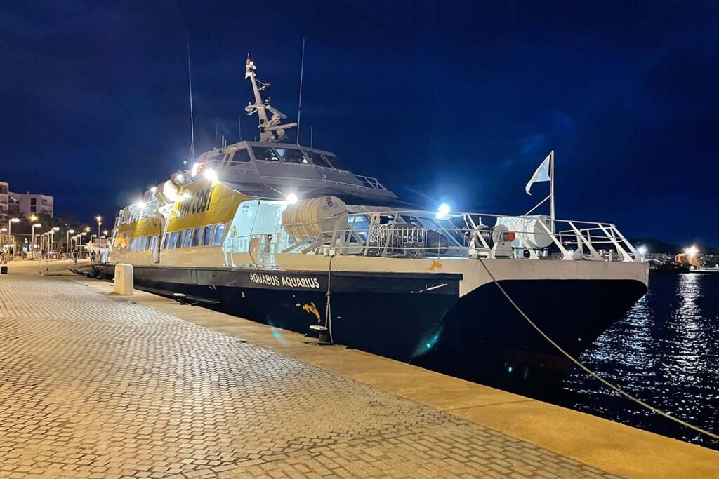 Aquabus Fähre Formentera Hafen bei Nacht