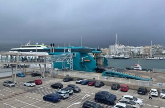 Parken am Hafen in Denia vor der Abreise nach Ibiza