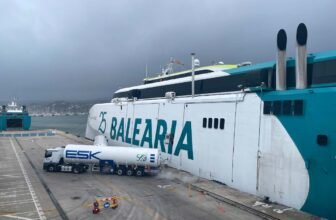 Fähre Balearia für abfahrt nach Ibiza