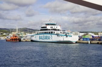 Fähre von Balearia im Hafen