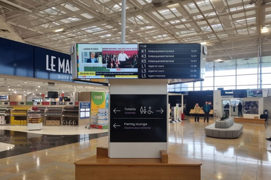 Der Shuttle-Terminal mit Supermarkt, Abfahrtszeiten und weiteren Informationen.