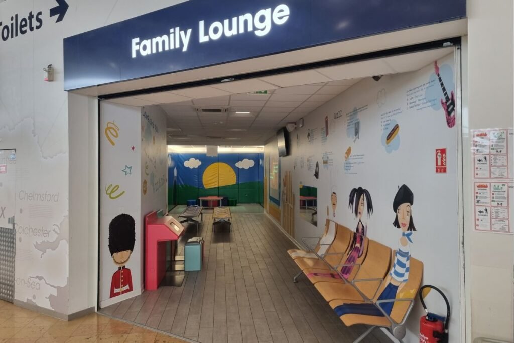 Familienlounge mit Unterhaltung für Kinder.