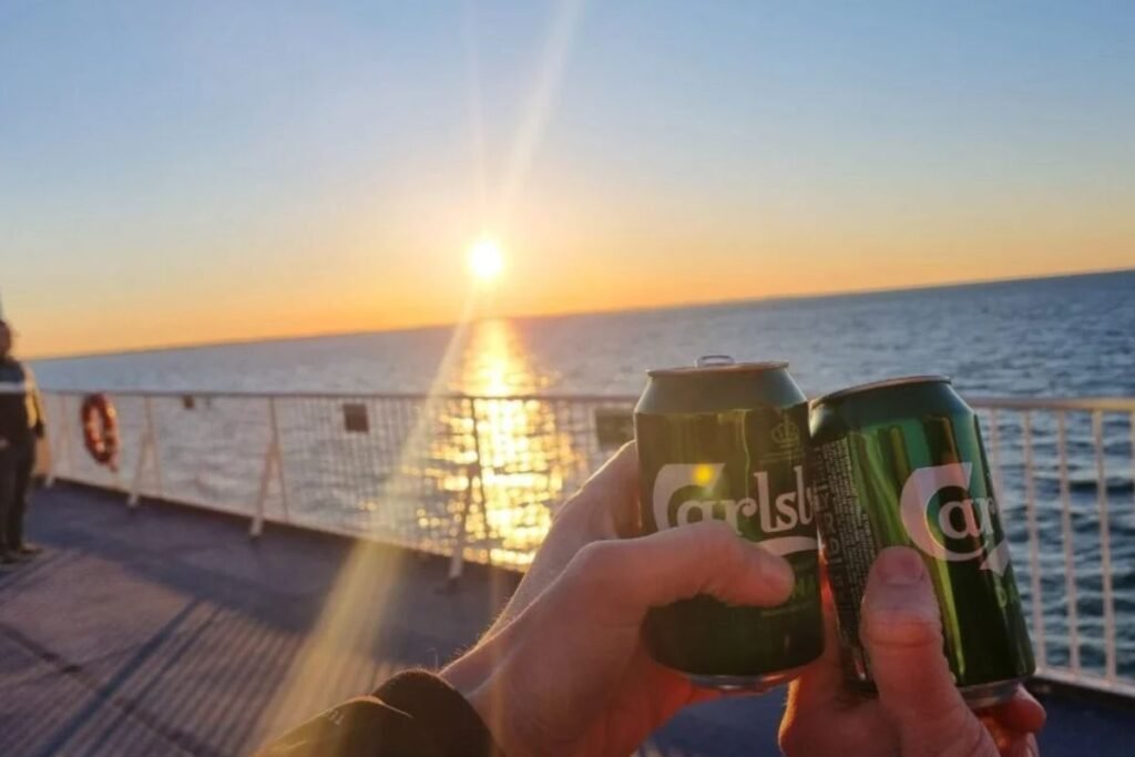 Lasst uns auf dem Deck des Bootes auf Rodby anstoßen