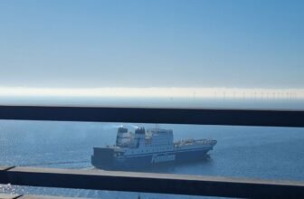 Finnlines-Fähre von der Öresundbrücke