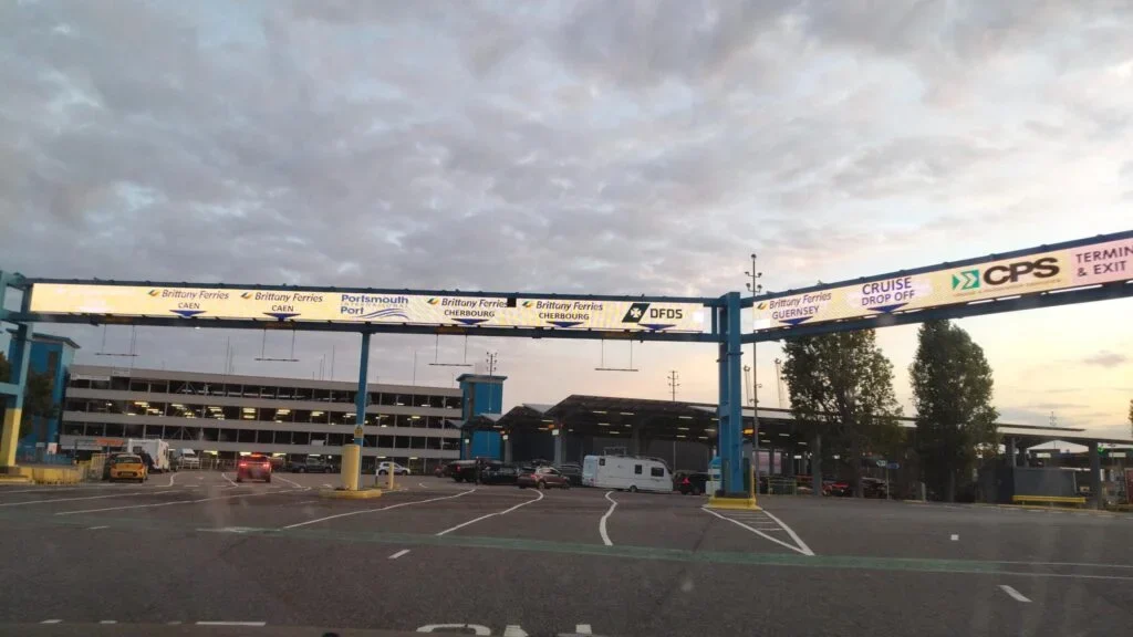 So sehen der Parkplatz, der Zollbereich und der Check-in in Portsmouth aus
