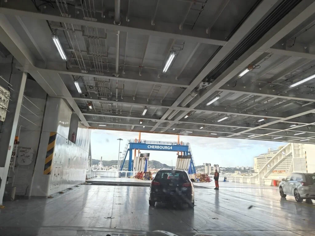 Mit dem Auto von der Fähre in Cherbourg, Frankreich fahren