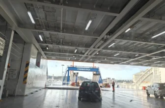 Mit dem Auto von der Fähre in Cherbourg, Frankreich fahren