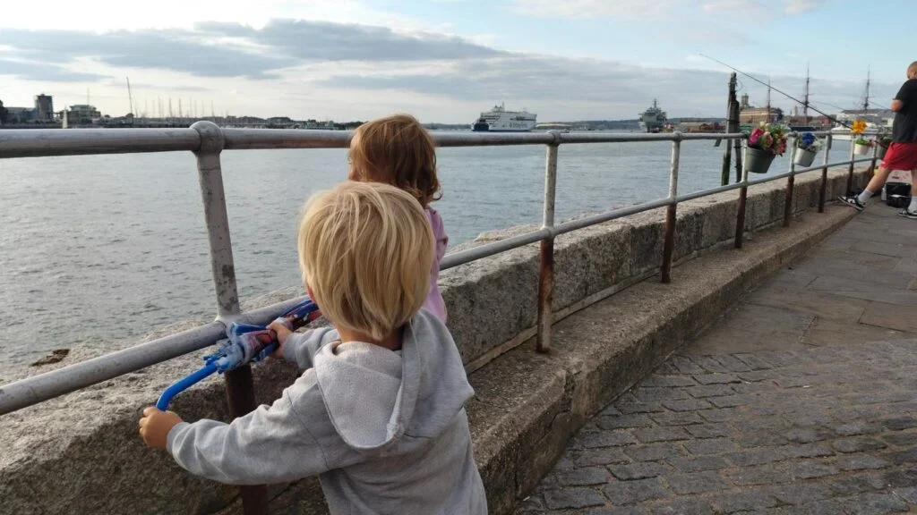 Fähren im Hafen von Portsmouth beobachten