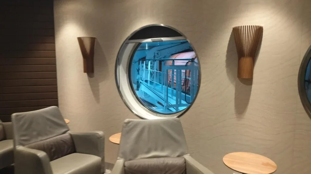 Die Lounge auf der Fähre Santona