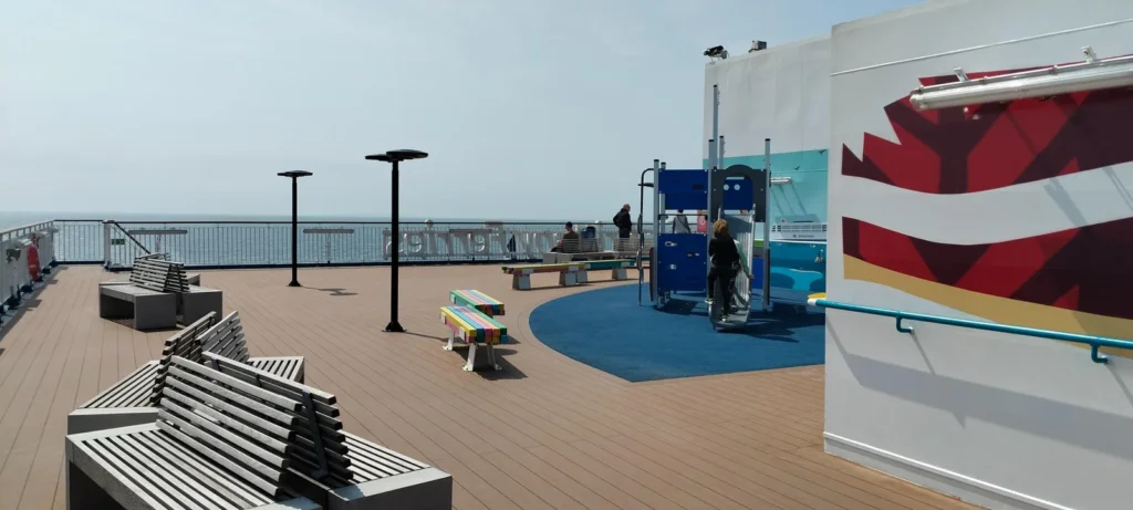 Spielplatz auf der Fähre Saint-Malo