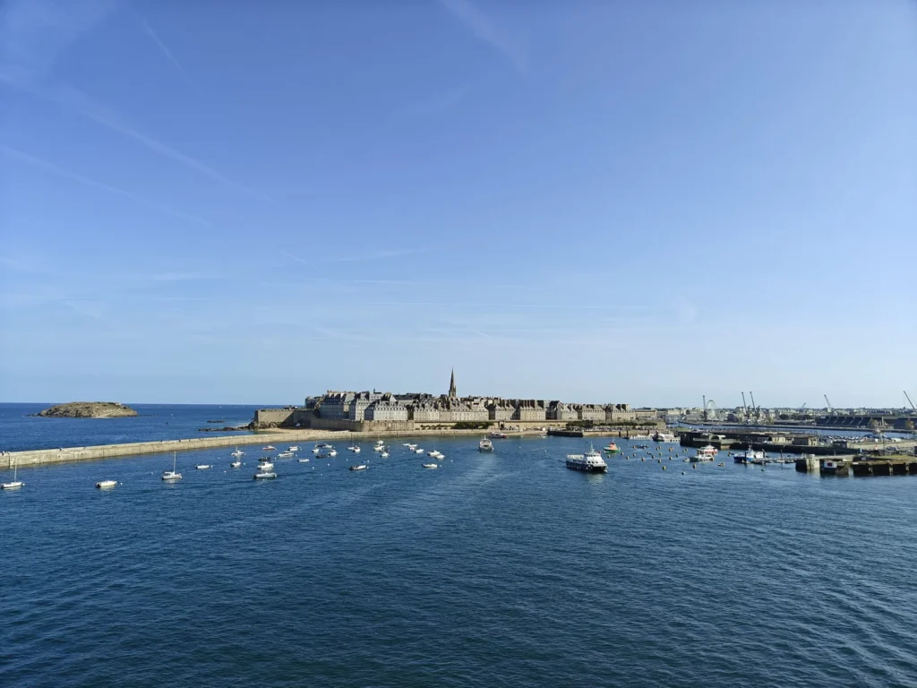 Die alte ummauerte Stadt Saint-Malo, gesehen von der Fähre von Brittany Ferries
