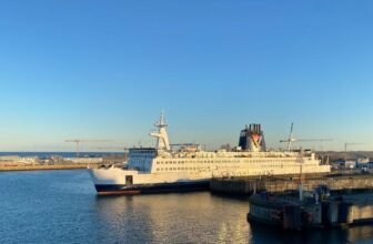 Scandlines Fähre im Hafen von Puttgarden Richtung Dänemark