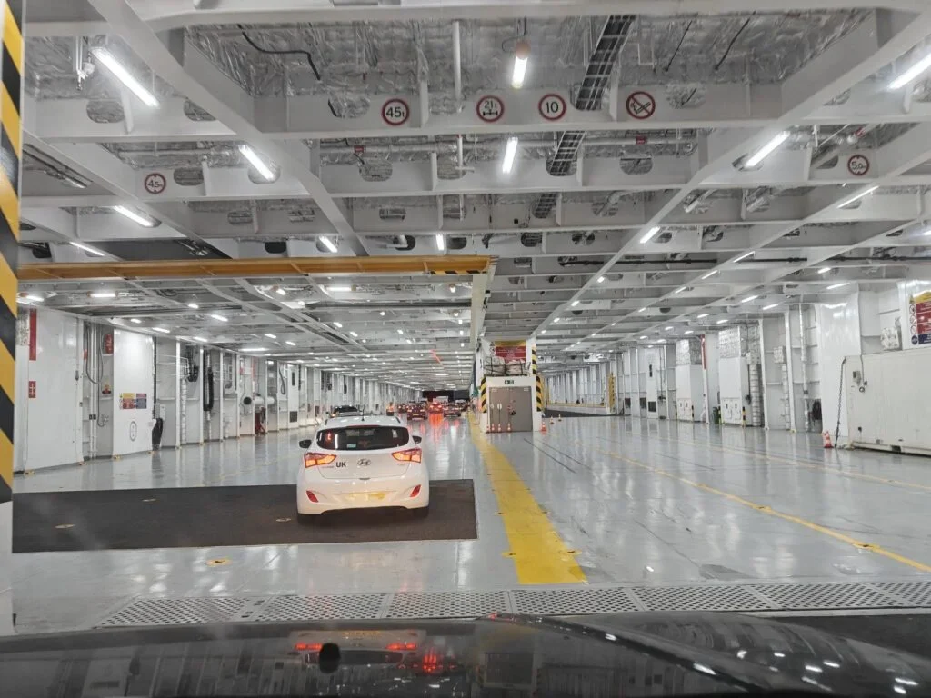 Geräumiges Autodeck auf der Brittany-Ferries-Fähre
