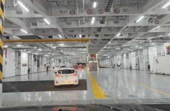 Geräumiges Autodeck auf der Brittany-Ferries-Fähre