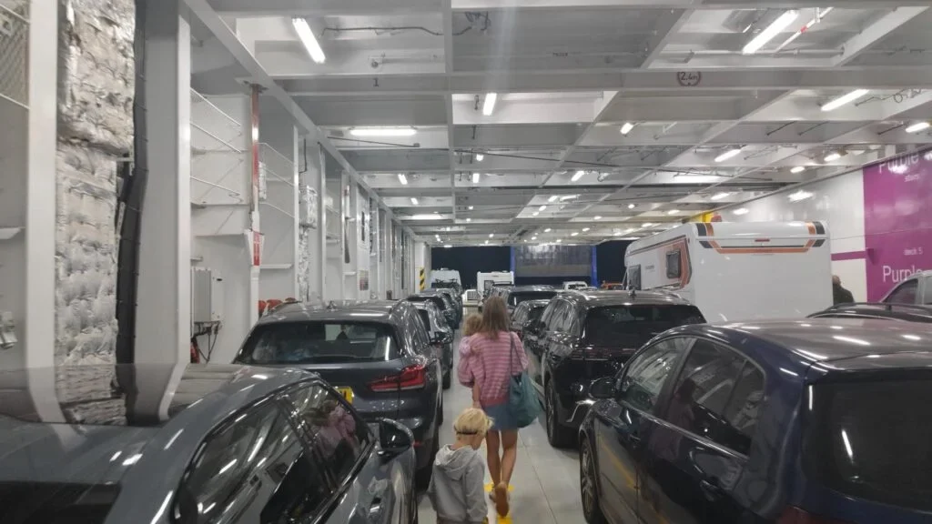 Autodeck auf der Fähre nach Cherbourg