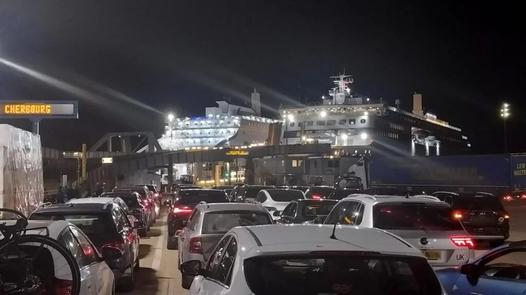 Der Parkplatz in Portsmouth vor dem Boarding der Fähre nach Frankreich