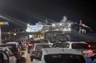 Der Parkplatz in Portsmouth vor dem Boarding der Fähre nach Frankreich