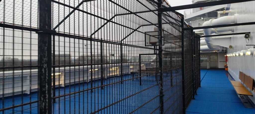 Fußball- und Basketballbereich an Deck