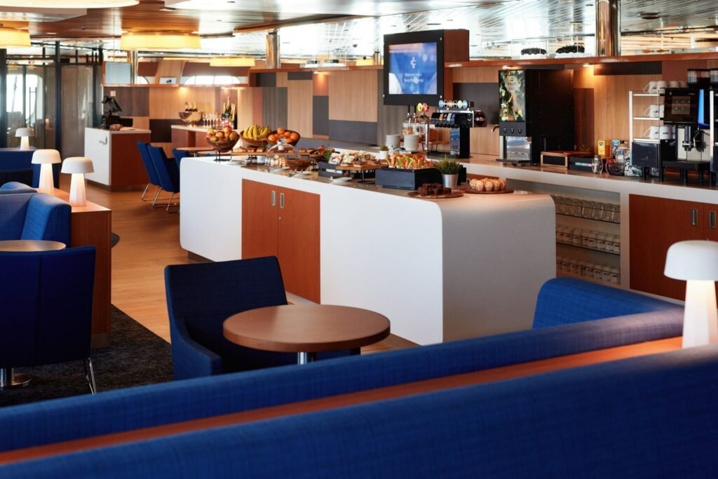 Stena Plus Lounge: Sitzbereiche und Buffet