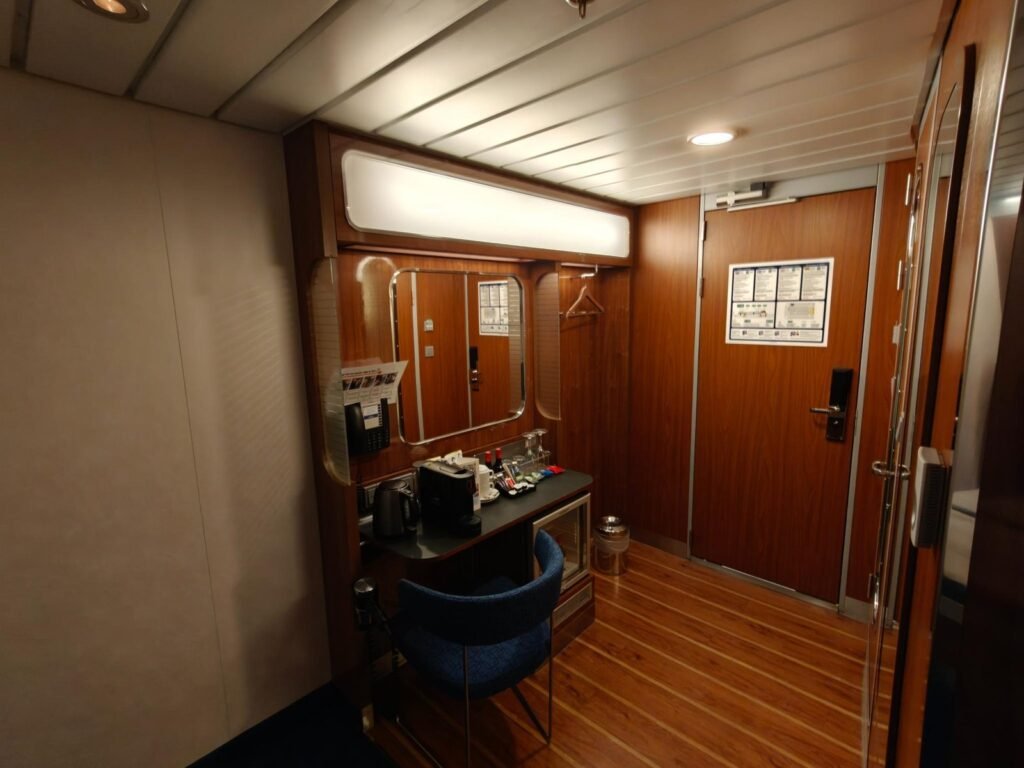 Minibar, Kaffee und Tee in einer Captain’s-Class-Kabine