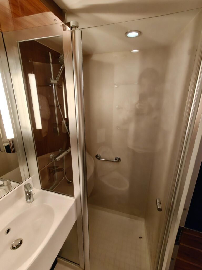 Dusche im Badezimmer einer Stena-Kabine