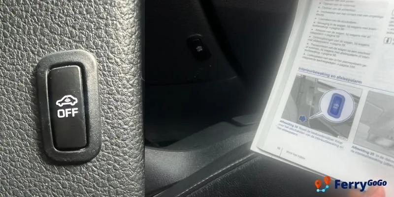 Eine schwarze Taste mit einem Autosymbol und dem Wort OFF in der Seite eines Armaturenbretts, daneben eine Hand, die die Bedienungsanleitung auf der Seite über Innenraumüberwachung und Abschleppschutz aufhält