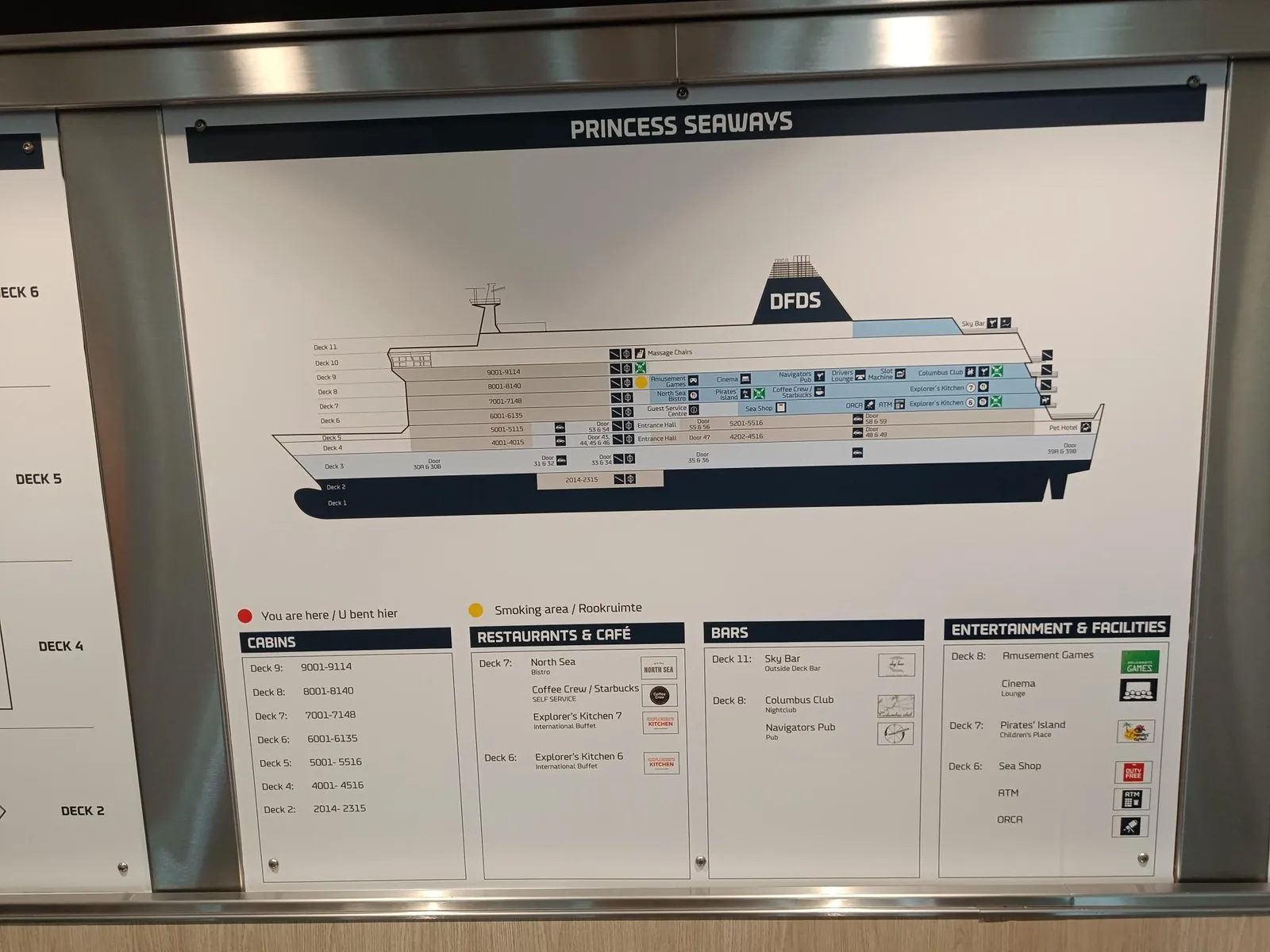 Der Deckplan der Princess Seaways an der Wand, mit den Kabinennummern, Restaurants, Bars und Einrichtungen pro Deck