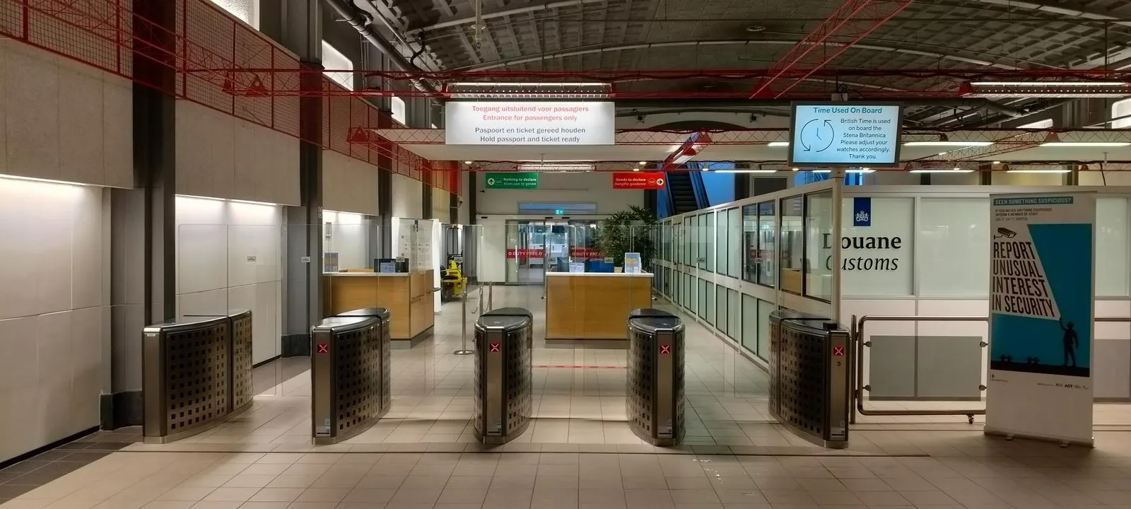 Der Zollschalter im Fährterminal von Hoek van Holland, mit Zugangsschranken davor und einem Schild, das nach Reisepass und Ticket fragt