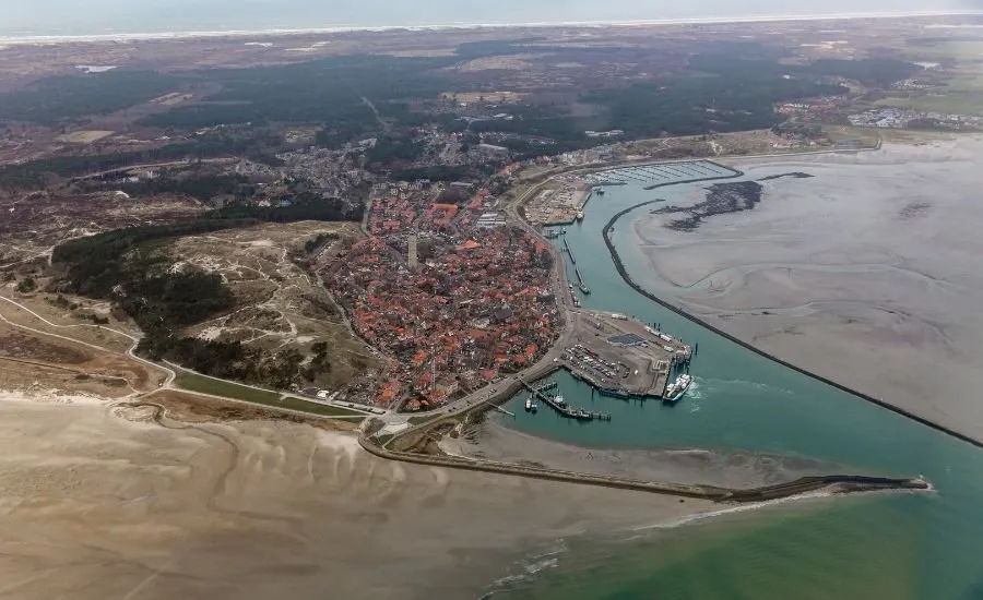 Der Hafen und das Dorf West-Terschelling aus der Luft