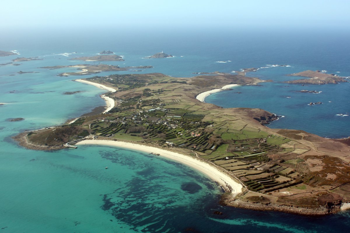 Die Scilly-Inseln aus der Luft: grüne Inseln mit weißen Stränden in türkisfarbenem Wasser