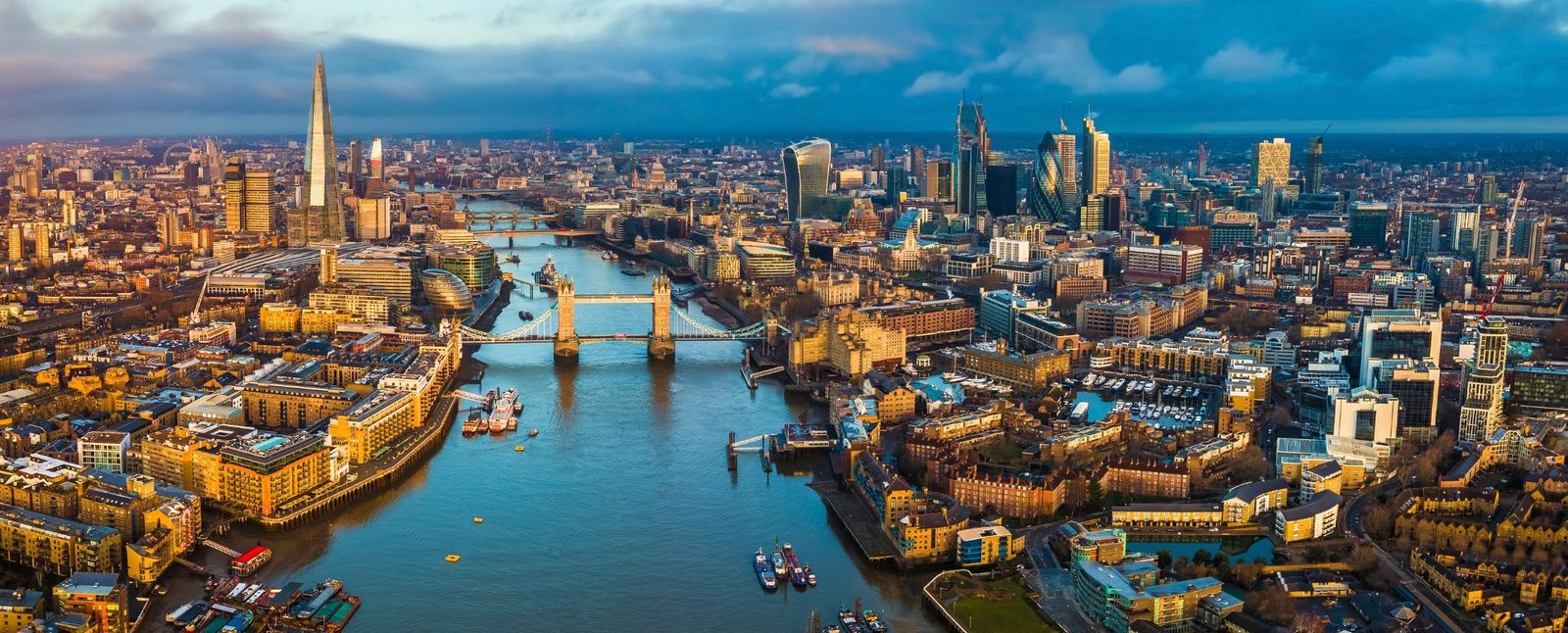 Die Themse mit der Tower Bridge und den Türmen der City, von oben gesehen