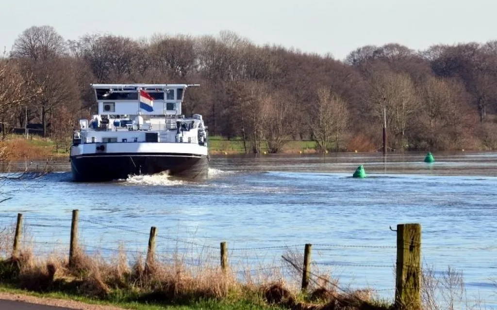 Ein Binnenschiff unterwegs auf dem Fluss