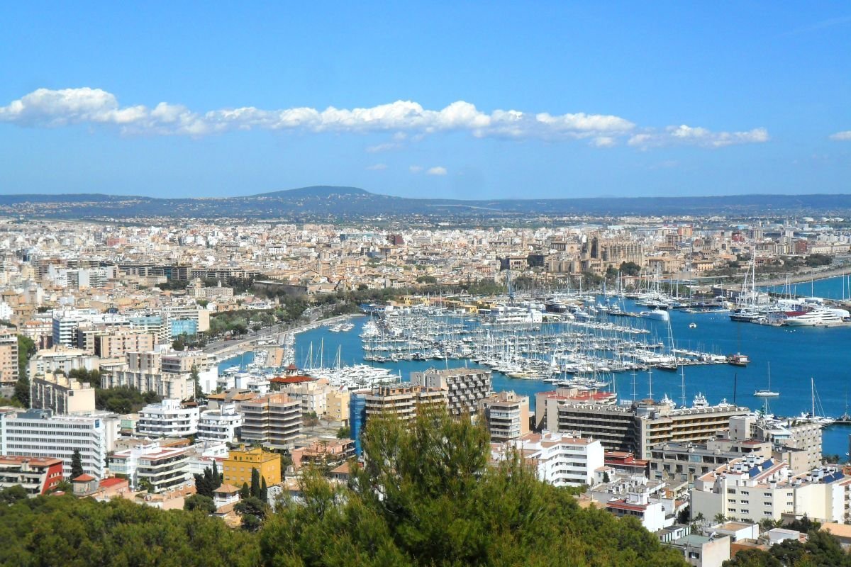 Blick über Palma de Mallorca, mit dem Jachthafen und der Kathedrale