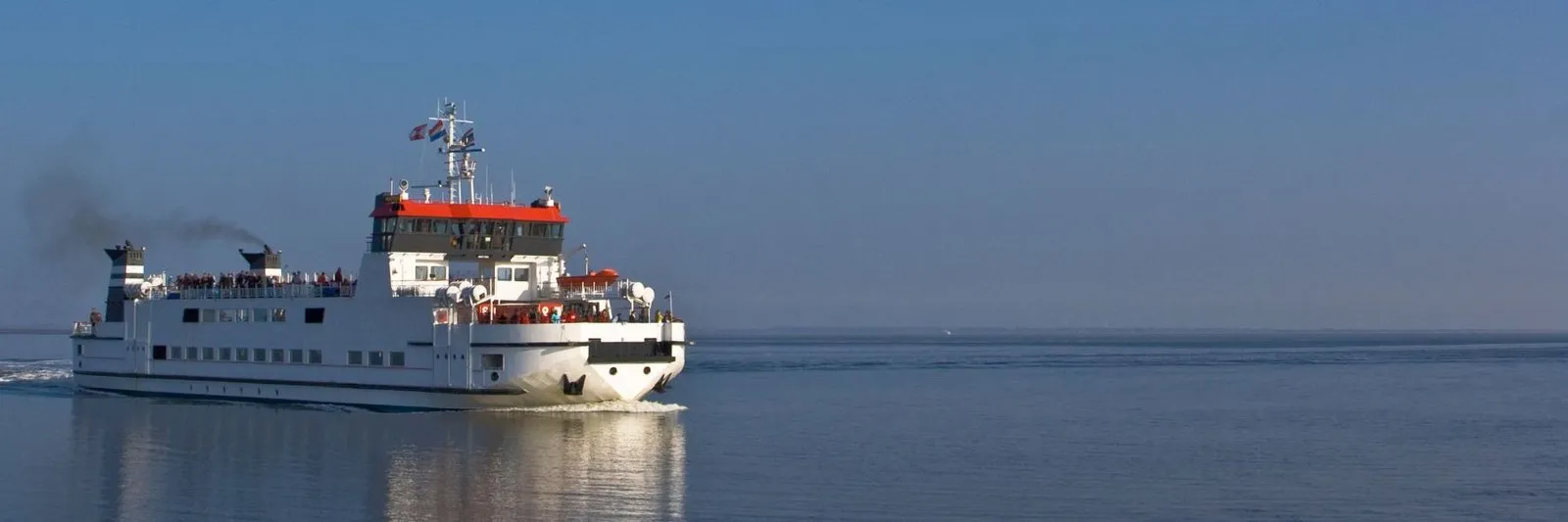 Die Fähre von Wagenborg auf dem Wattenmeer unterwegs nach Schiermonnikoog