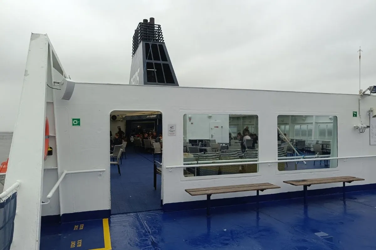Das Oberdeck der Princess Seaways mit dem Schornstein und der verglasten Skybar dahinter