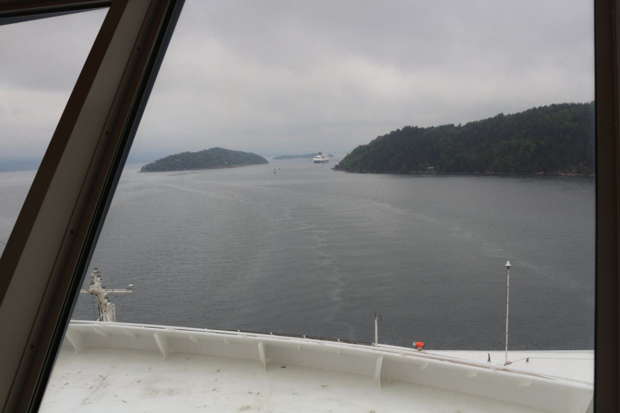 Blick vom Schiff über den Oslofjord, mit bewaldeten Inseln auf beiden Seiten