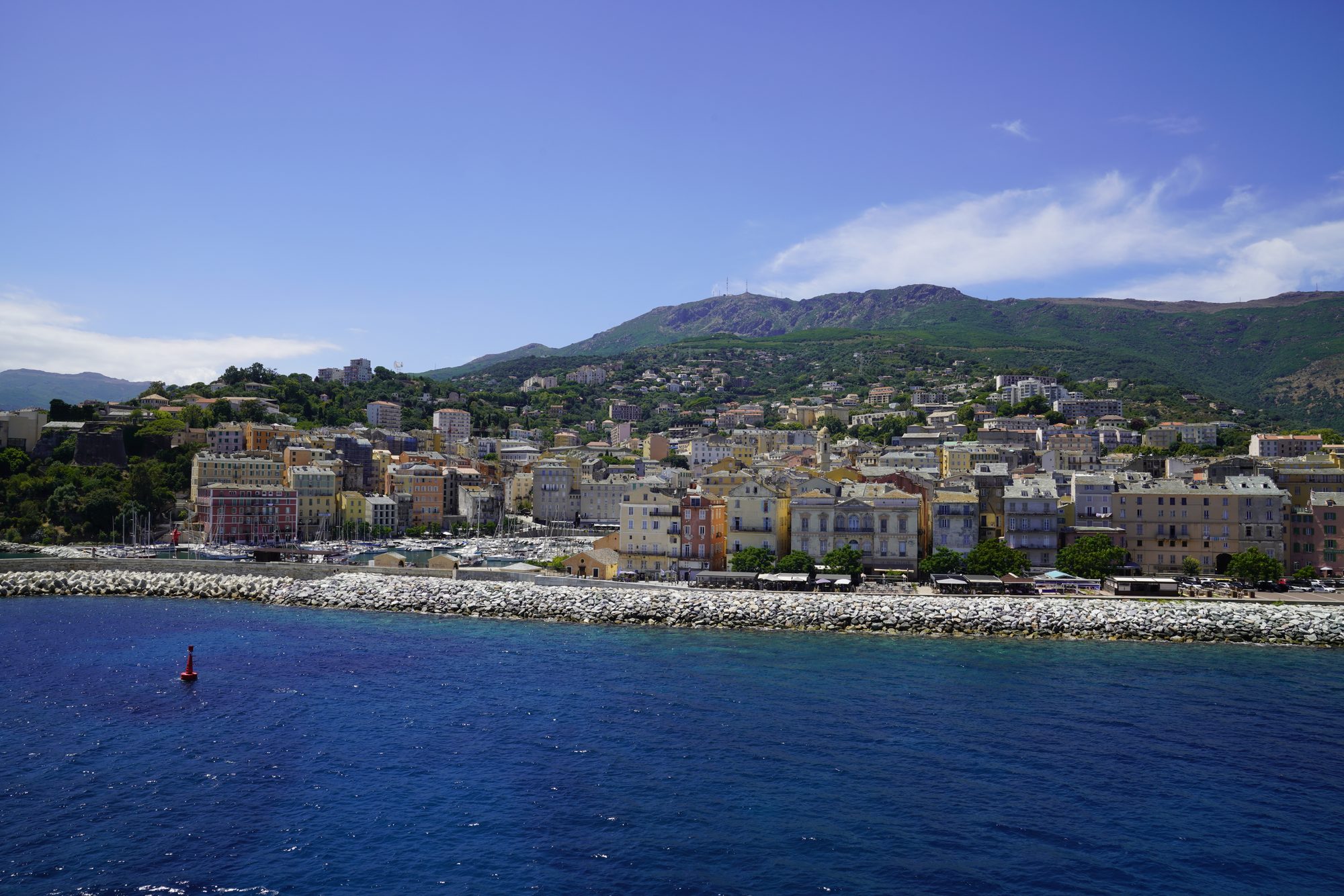 Blick auf Bastia von der Fähre bei der Einfahrt in den Hafen