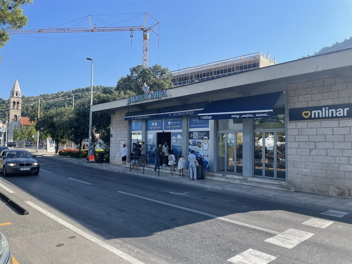 Das Büro von Jadrolinija im Hafen von Gruž in Dubrovnik, mit Reisenden am Eingang
