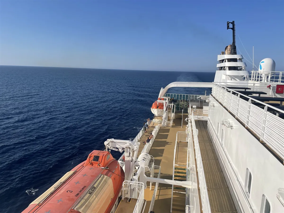 Das Außendeck der Dalmacija auf der Adria, mit Rettungsbooten und Passagieren an der Reling