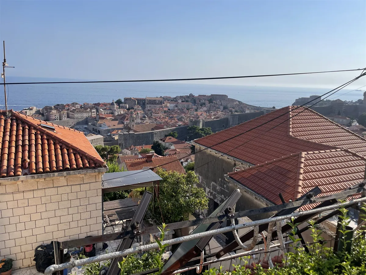 Blick über die Dächer auf die ummauerte Altstadt von Dubrovnik und das Meer