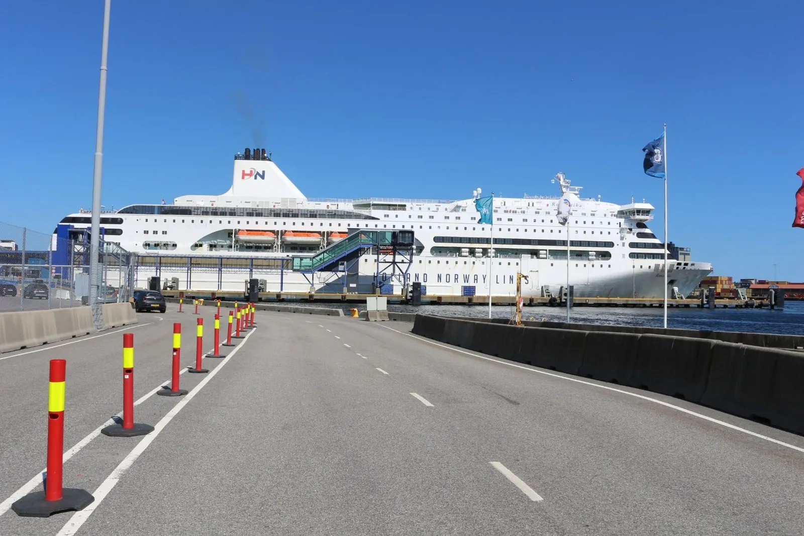 Eine Fähre im Hafen von Kristiansand, mit den Wartespuren für die Autos im Vordergrund